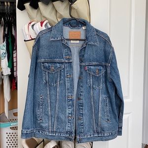 LEVI DENIM OVERSIZED TRUCKER JACKET